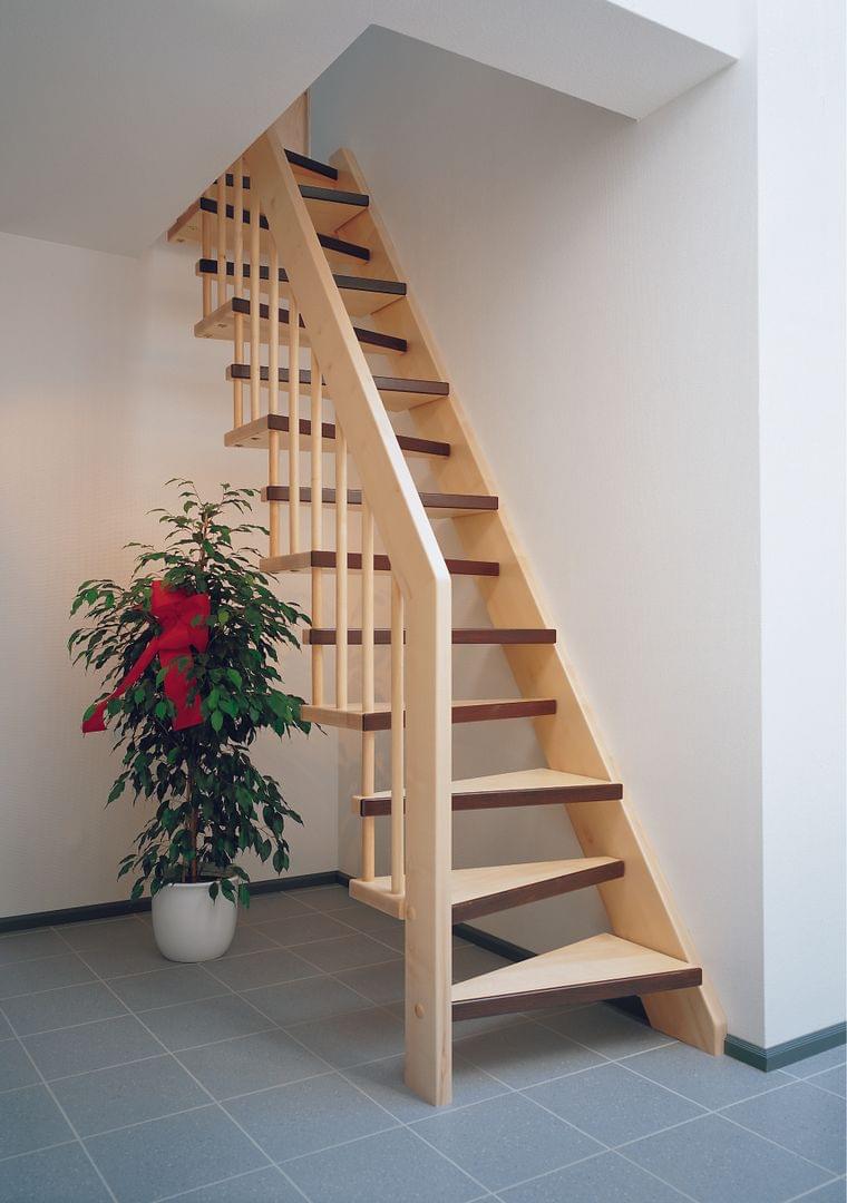 Sambatreppe in Massivholz mit Stufenmarkierung System Systemtreppe